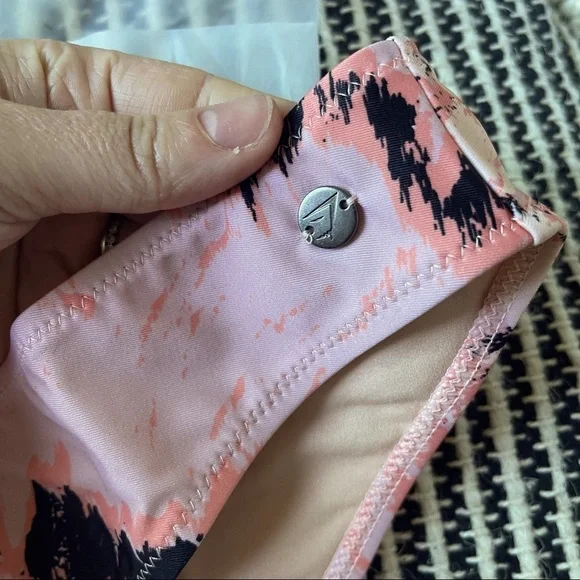 GYMSHARK V SHAPED BIKINI BOTTOMS ONLY - Picture 4 of 6